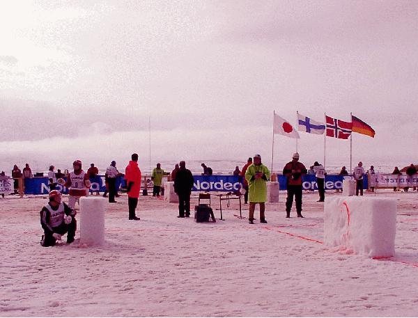 Det beste Yukigassen noensinn, sier Yuki-president Anita Remme. 40 lag fra nær og fjern deltok i Vardø i 2004.